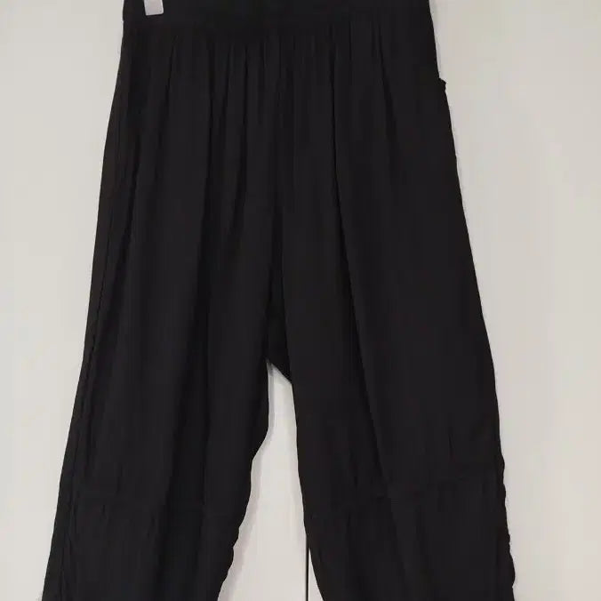 [BUNJANG] Black Cooling Fabric Lounge Pants with Button Detail / 블랙 차가운 촉감의 인견 허리 올밴딩 밑단 단추장식 예쁜베기바지