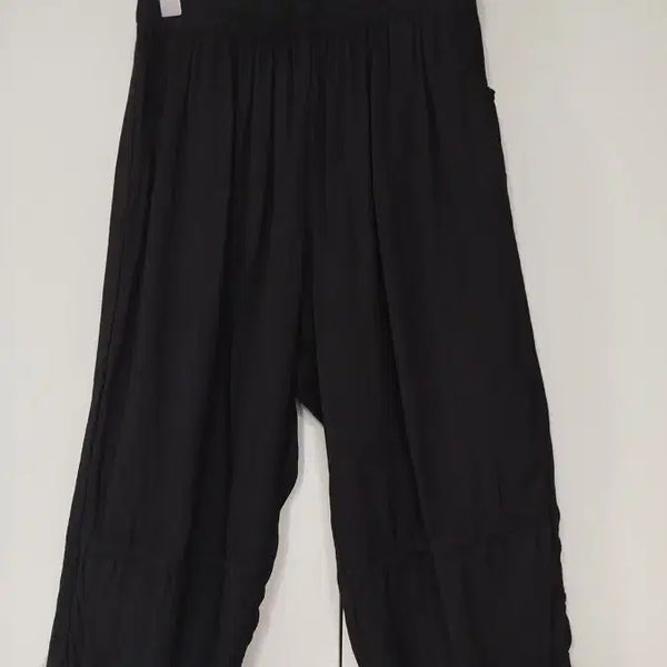 [BUNJANG] Black Cooling Fabric Lounge Pants with Button Detail / 블랙 차가운 촉감의 인견 허리 올밴딩 밑단 단추장식 예쁜베기바지