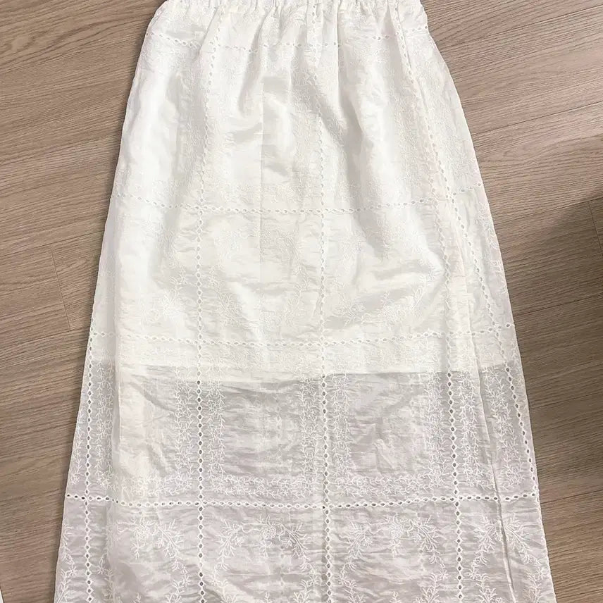 [BUNJANG] Embroidered Punch Banding Skirt / 새상품  - 자수 펀칭 밴딩 스커트