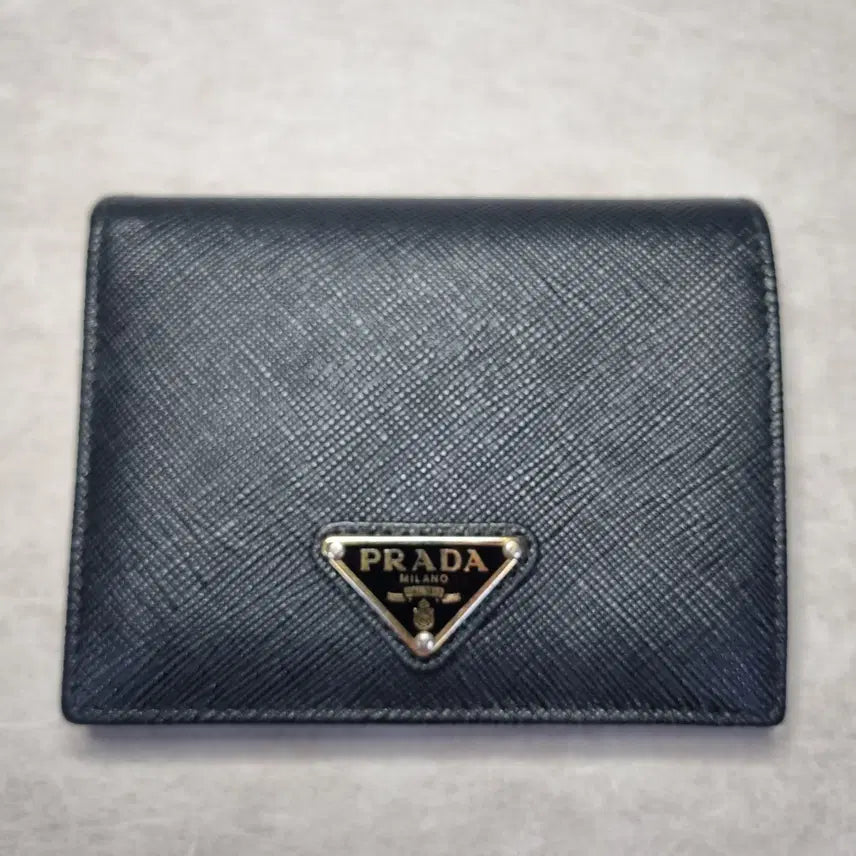 [BUNJANG] PRADA Saffiano Leather Triangle Logo Bifold Wallet (Grade B) / (B급) [PRADA] 프라다 사피아노 레더 트라이앵글 로고 반지갑