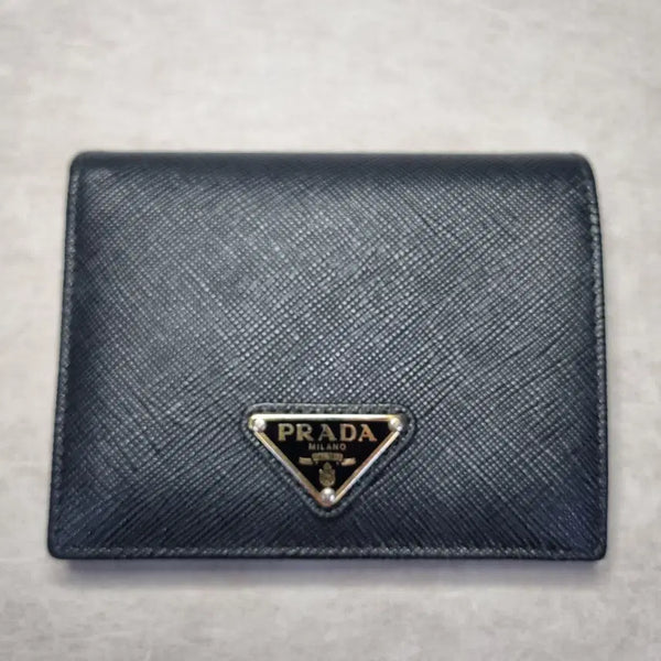 [BUNJANG] PRADA Saffiano Leather Triangle Logo Bifold Wallet (Grade B) / (B급) [PRADA] 프라다 사피아노 레더 트라이앵글 로고 반지갑