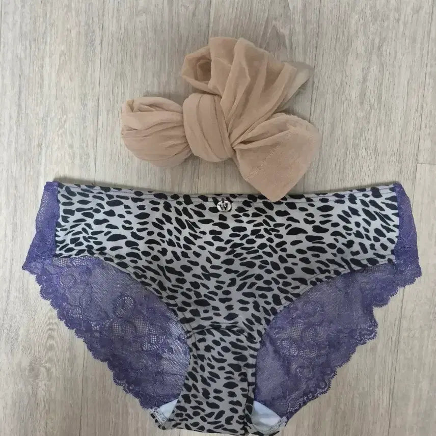 [BUNJANG] Leopard Print Pantyhose with Lace Detail / 중고 호피무늬 팬티 스타킹