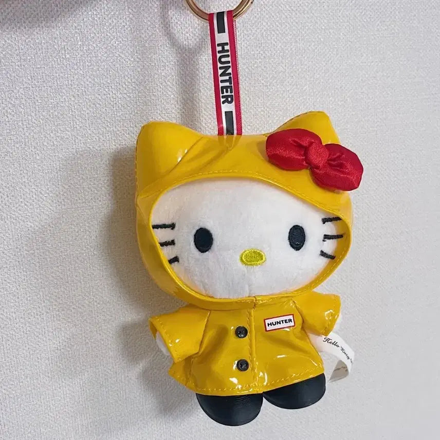 [BUNJANG] Hunter x Hello Kitty Yellow Raincoat Keychain / 헌터 헬로키티 옐로우 레인코트 키링