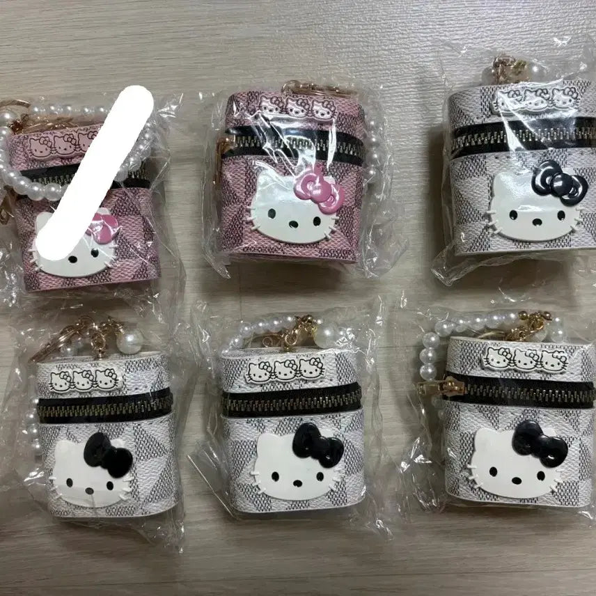 [BUNJANG] Sanrio Hello Kitty Mini Pouch with Pearl Strap / 산리오 헬로키티 키티 수납 보관 키링 미니 파우치  진주 스트랩 포함 새상품