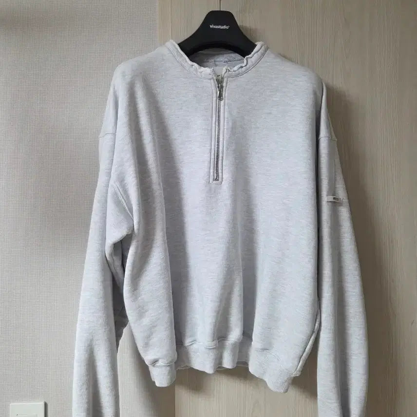 [BUNJANG] Recto Edge Collar Embroidery Sweatshirt Grey / 렉토 엣지 카라 자수 맨투맨 그레이
