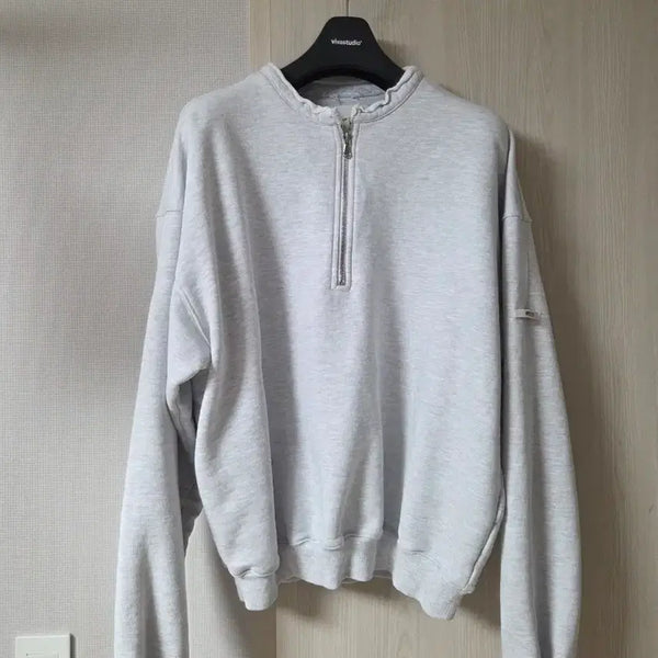 [BUNJANG] Recto Edge Collar Embroidery Sweatshirt Grey / 렉토 엣지 카라 자수 맨투맨 그레이