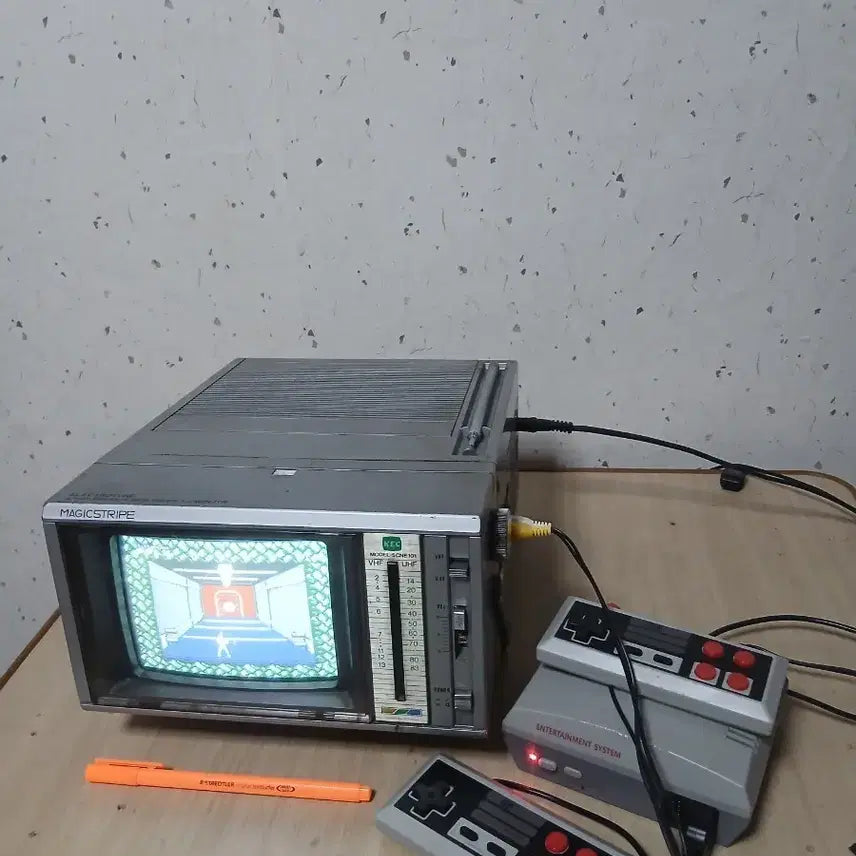 [BUNJANG] KEC 5-inch Color CRT TV & Retro Arcade Game Console Bundle / KEC 한국전자 5인치 컬러  브라운관 tv 빈티지 미니 CRT 텔레비젼 본체만 판매