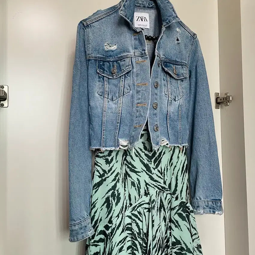 [BUNJANG] Zara Distressed Crop Denim Jacket / ZARA 데미지 크롭 데님 재킷 44