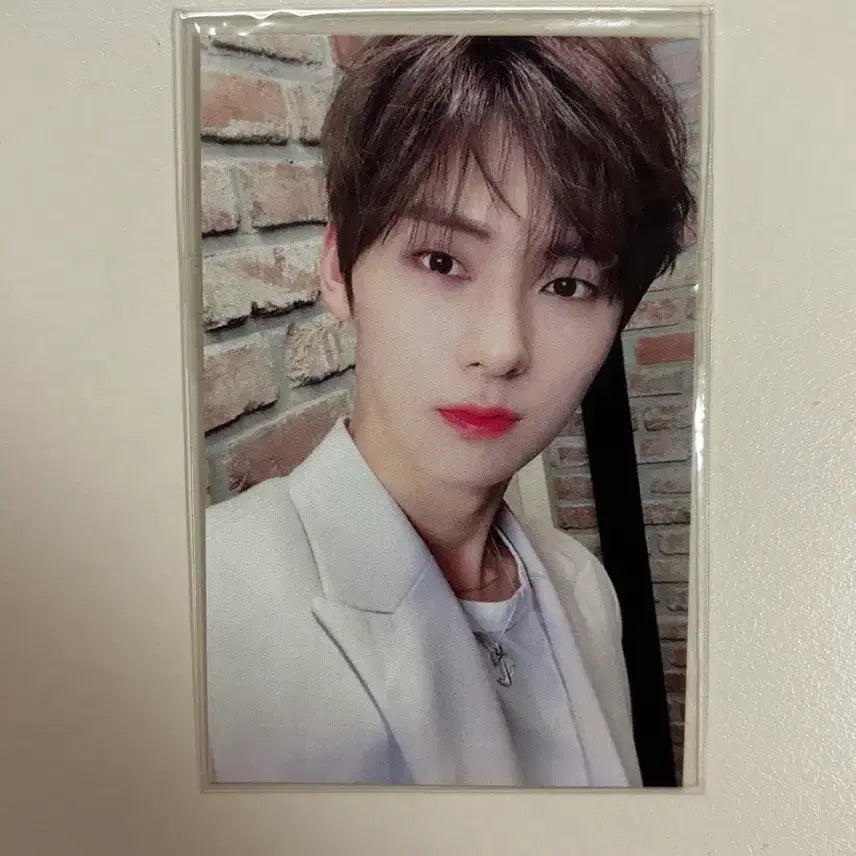 [BUNJANG] NU'EST Hwang Minhyun Love Zone Photocard / 뉴이스트 황민현 러브존 포카