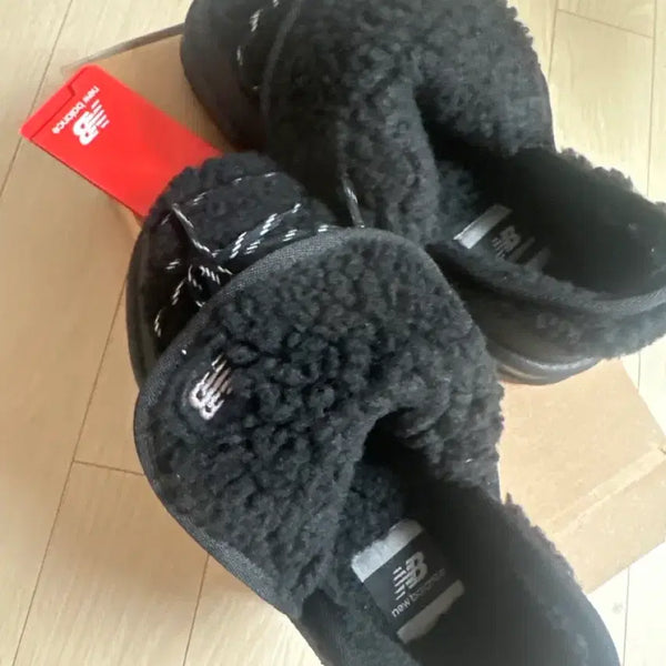 [BUNJANG] New Balance Mule Fur Shoes Black / 뉴발란스 뮬 블랙 털신