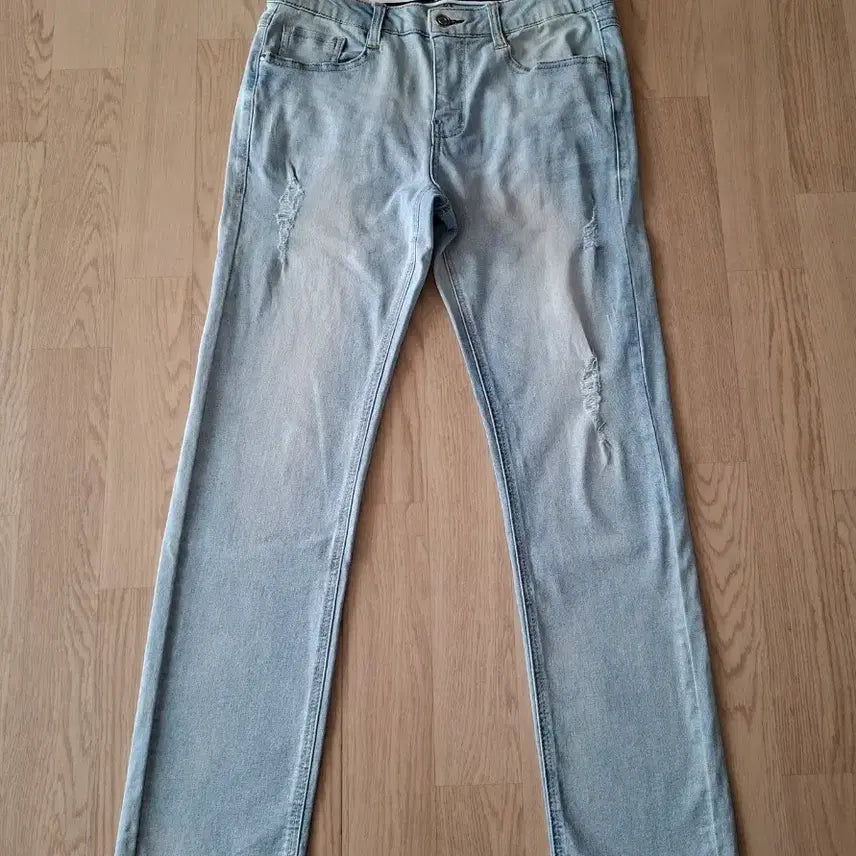 [BUNJANG] Light Blue Distressed Straight Fit Jeans (Unisex) / 연청 데미지 스트레이트핏 청바지 30 (남녀공용)