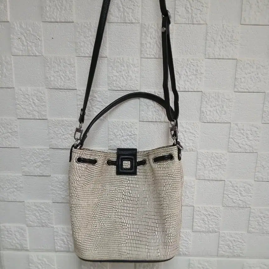 [BUNJANG] Jisen Crocodile Pattern Crossbody Bag / 지센 모던한 악어패턴 크로스백