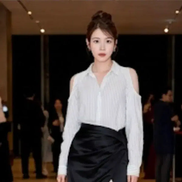 [BUNJANG] Cotton On Cold Shoulder Stripe Shirt / [호주 브랜드] Cotton On 콜드숄더 스트라이프 셔츠 55