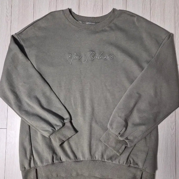 [BUNJANG] New Balance Long Sweatshirt Khaki (Size M) / 뉴발란스 롱 맨투맨 NBNCA4W132 사이즈m상의/길이: 롱/라운드넥/루즈핏/긴팔/색상: 카키제품 특징디자인: 넉넉한 오버핏 실루엣기장: 롱 기장 스타일핏감: 팔 소매와