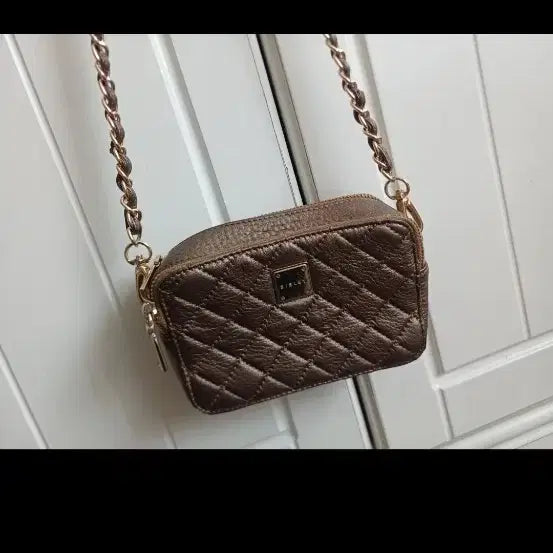 [BUNJANG] Sisley Quilted Chain Mini Bag Gold / 시슬리 퀼팅 체인 미니백 (골드컬러)