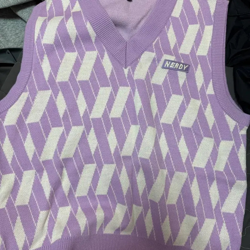 [BUNJANG] NERDY Purple Pattern V-Neck Knit Vest M / 널디 NERDY 퍼플 패턴 V넥 니트 베스트 조끼 M 거의 새상품