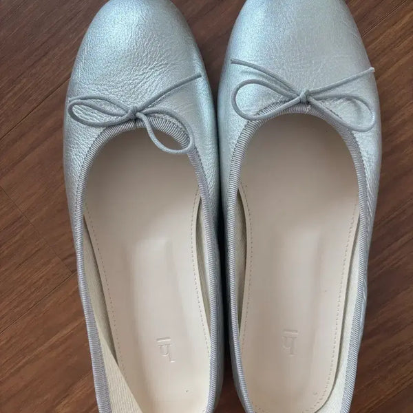 [BUNJANG] Aserr Silver Flat Shoes (255) / 아쎄르 실버 플랫슈즈 255
