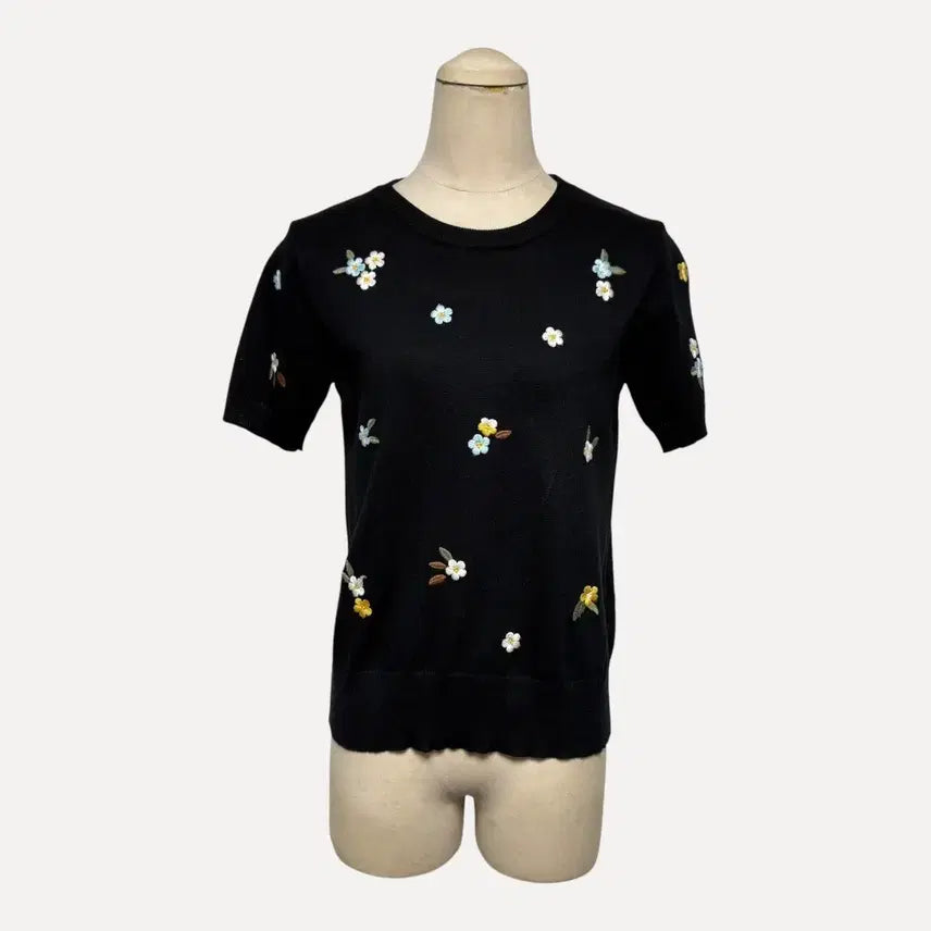 [BUNJANG] Black Floral Embroidered Short Sleeve Knit / 1811 블랙 꽃 자수 반팔 니트