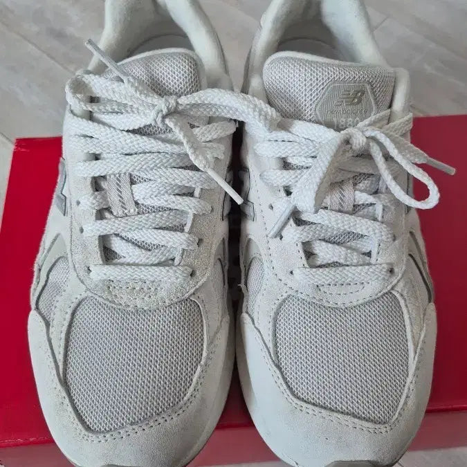 [BUNJANG] New Balance 1880 V2 Sneakers (Size 245) / 뉴발란스 운동화 1880 (245사이즈)