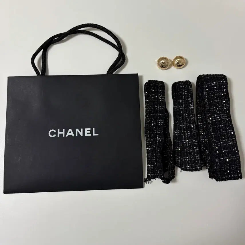 [BUNJANG] Chanel 2025 Holiday Tweed Charm & Strap Bundle Set with Shopping Bag / 샤넬 2025 홀리데이 참+트위드 끈+쇼핑백 일괄 판매