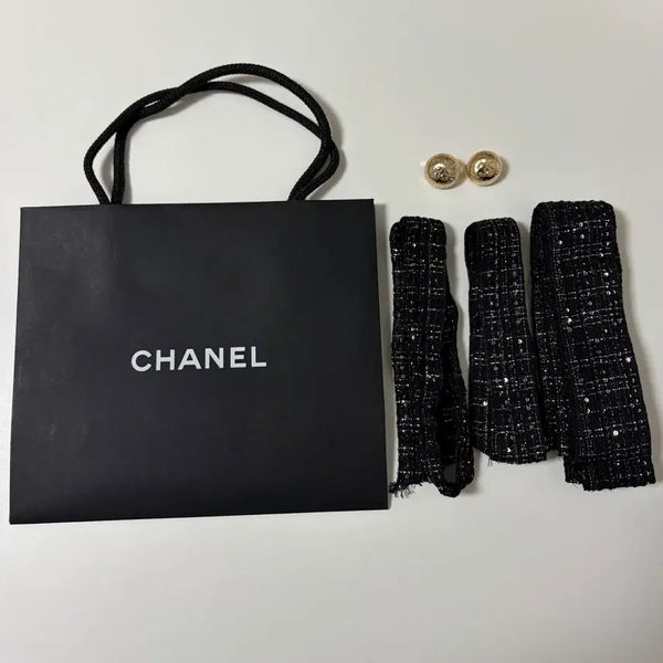 [BUNJANG] Chanel 2025 Holiday Tweed Charm & Strap Bundle Set with Shopping Bag / 샤넬 2025 홀리데이 참+트위드 끈+쇼핑백 일괄 판매