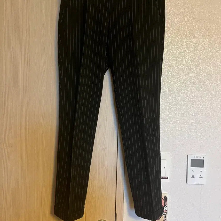 [BUNJANG] Black Pinstripe Slacks (Size 29-30) / 29-30 남여공용가능 블랙 핀스트라이프 슬랙스 (P31)