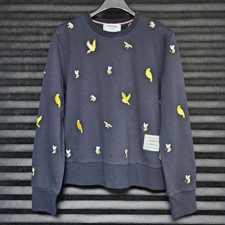 [BUNJANG] Thom Browne Bird & Bee Embroidery Sweatshirt - Women's Size 2 (66) / 여성2사이즈 42 66 톰브라운 버드앤비 자수 맨투맨 정품