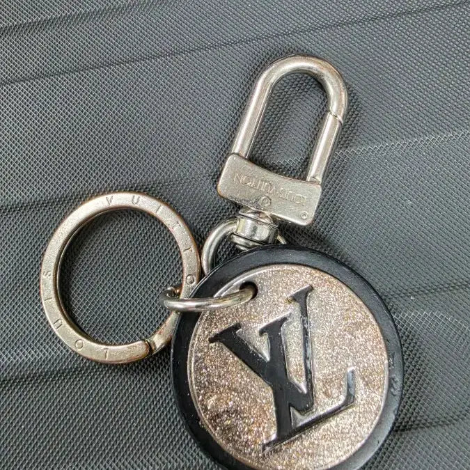 [BUNJANG] Louis Vuitton LV Glitter Bag Charm / 루이비통 LV 글리터 키링