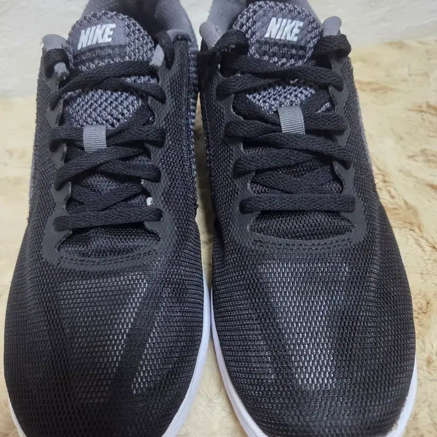 [BUNJANG] Nike Revolution 4 Black Running Shoes 265 / 나이키 레볼루션 4 검정색 운동화265