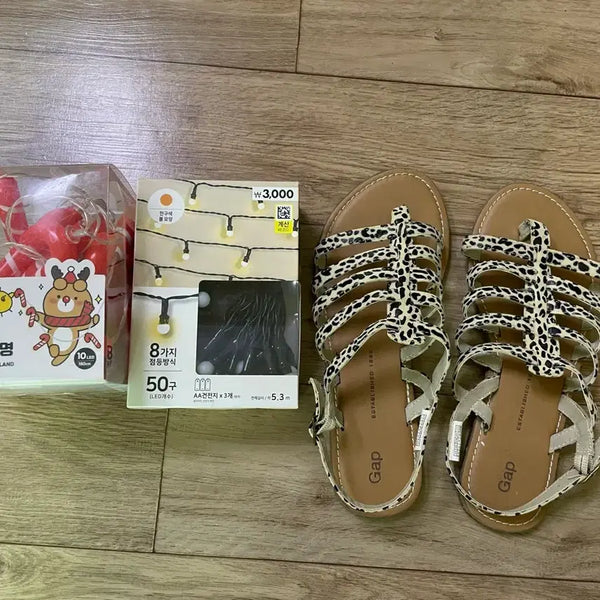 [BUNJANG] Gap Leopard Pattern Strap Sandals & Candy Cane Garland LED Lights Set / Gap 샌들 & 램프 일괄 판매