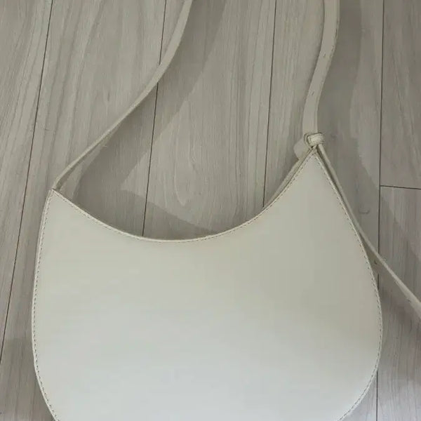 [BUNJANG] 8seconds Ivory Half-Moon Shoulder Bag / 에잇세컨즈 아이보리 반달 숄더백