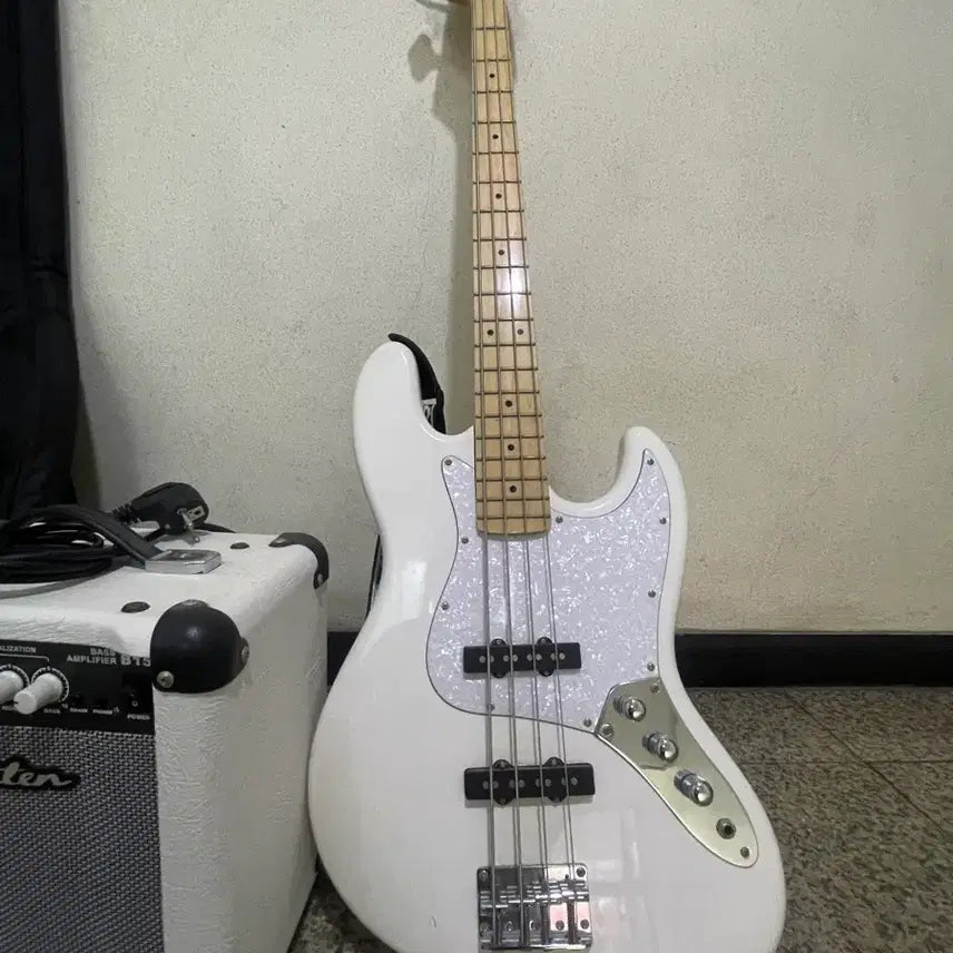 [BUNJANG] Xenon White Bass Guitar with Amplifier / 이쁜 화이트 베이스기타  베이스 기타 앰프