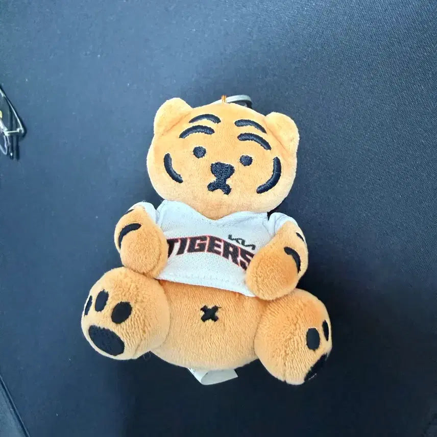 [BUNJANG] Kia Tigers x Mujik Tiger Collaboration Keyring / 기아타이거즈 무직타이거 키링
