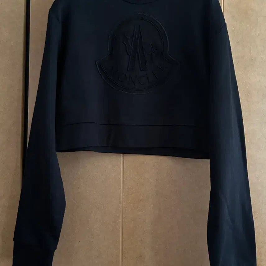 [BUNJANG] Moncler Black Cropped Sweatshirt Size 40 / 몽클레어 새상품 블랙 크롭 맨투맨 40사이즈