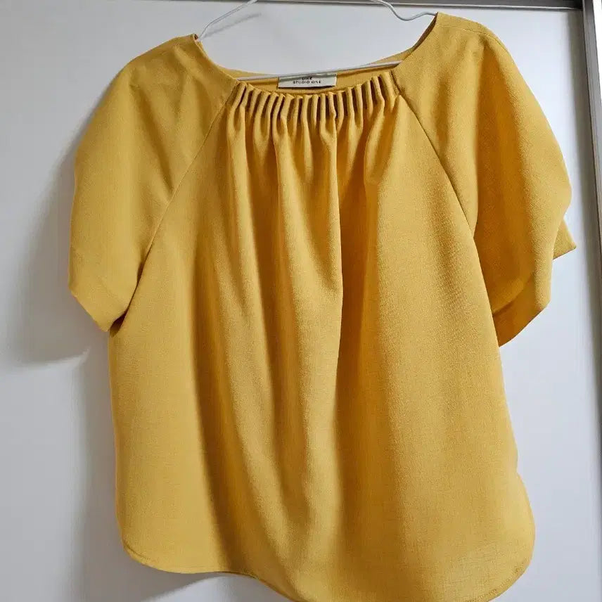 [BUNJANG] Line Studio Yellow Blouse / 린컴퍼니 라인스튜디오 원 LINE 옐로우 블라우스