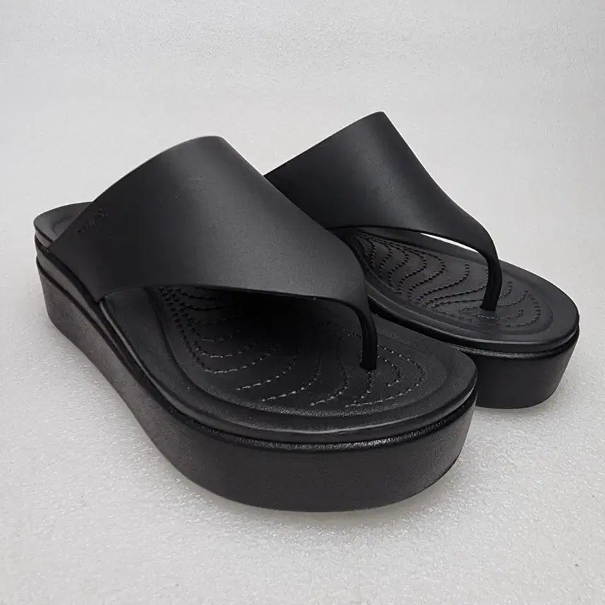 [BUNJANG] Crocs Brooklyn Flip Women's Slides Black (W7/240mm) / 크록스 브루클린 플립 여성 슬리퍼 (W7/240mm)