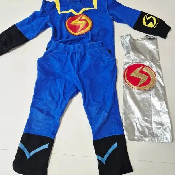 [BUNJANG] Bungae-man Costume Set with Cape (Size 9, Lights Up) / 번개맨 코스튬 세트 망토 포함 9호(불빛ok)