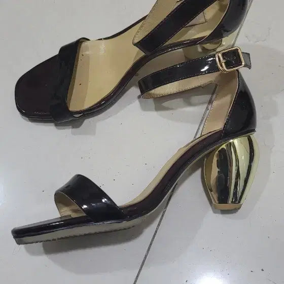 [BUNJANG] Valentino Black Enamel Strap Heels Gold Size 39 / 발렌티노 블랙 에나멜 스트랩 힐 골드 39