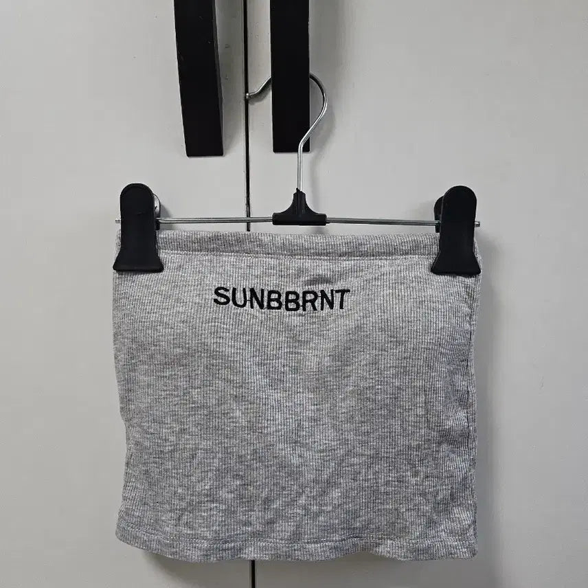 [BUNJANG] Gray Lettering Ribbed Knit Tank Top (New) / 그레이 레터링 골지 니트 나시 탑 (새옷)