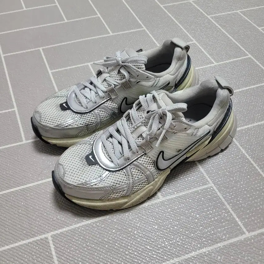 [BUNJANG] Nike V2K Run Summit White Metallic Silver / 나이키 V2K 런 써밋 화이트 메탈릭 실버 235