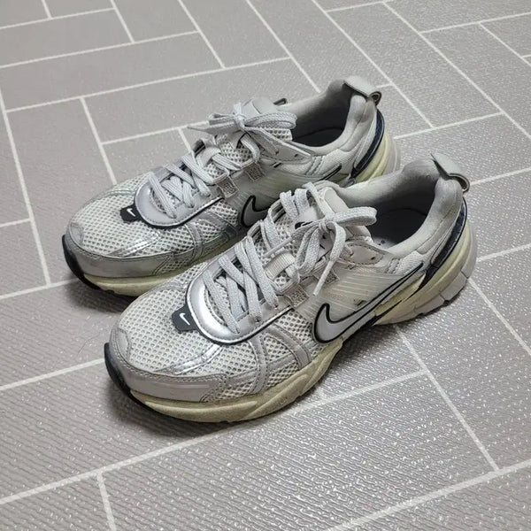 [BUNJANG] Nike V2K Run Summit White Metallic Silver / 나이키 V2K 런 써밋 화이트 메탈릭 실버 235