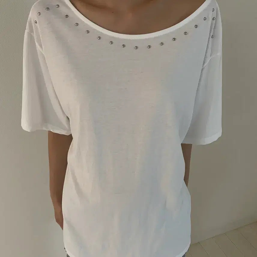 [BUNJANG] White Neckline Studded Short Sleeve T-Shirt / 화이트 넥라인 스터드 반팔 티셔츠