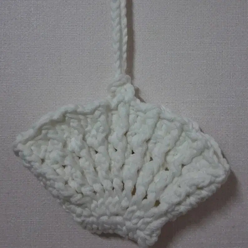 [BUNJANG] Hand-Knitted Clam Earphone Pouch Keychain / 손뜨개 조개 이어폰파우치키링