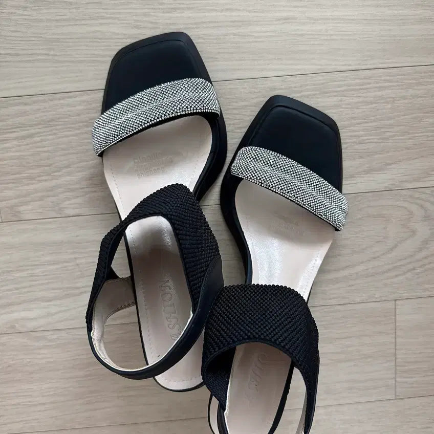 [BUNJANG] Black Cubic Strap Sandals (Size 245) / 블랙큐빅스트랩 샌들245