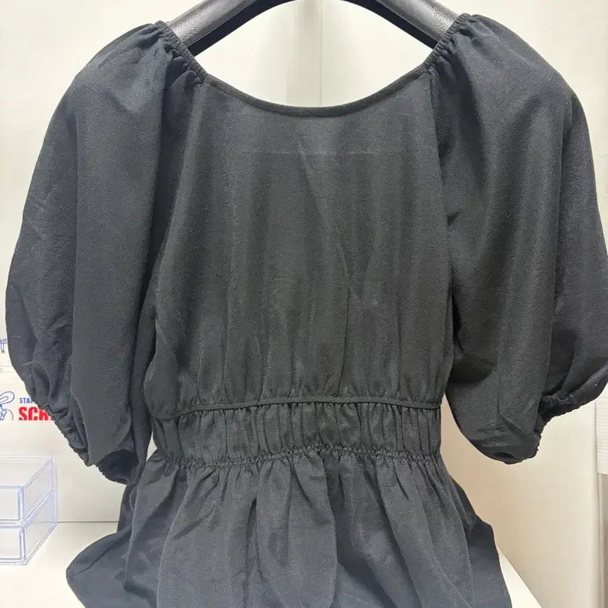 [BUNJANG] GU Black Puff Sleeve Blouse / GU 블랙 퍼프소매 블라우스