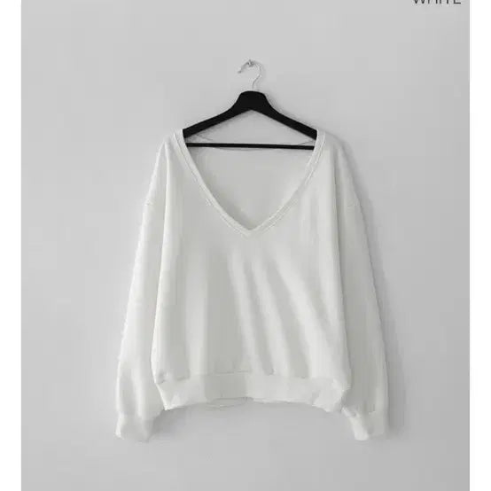 [BUNJANG] Deep V-Neck Sweatshirt / 딥브이넥 맨투맨
