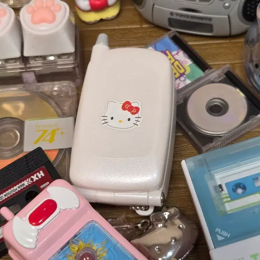 [BUNJANG] Toy Spirits Garake Folder Phone Gacha Feature Phone Retro Ex-Boyfriend Keychain / 화이트)토이스피릿츠 가라케 폴더폰 가챠 피쳐폰 y2k 레트로 전남친키링