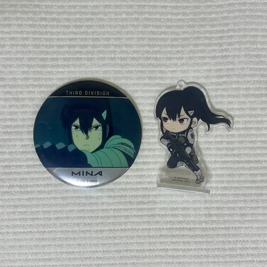 [BUNJANG] Kaiju No. 8 Mina Ashiro Acrylic Stand & Can Badge Bundle Set / 괴수8호 아시로 미나 굿즈 캔뱃지