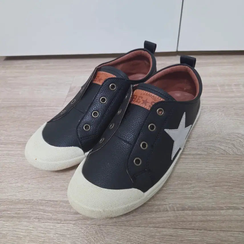 [BUNJANG] Star Patch Bending Slip-on Sneakers / 스타패치 밴딩 슬립온 스니커즈
