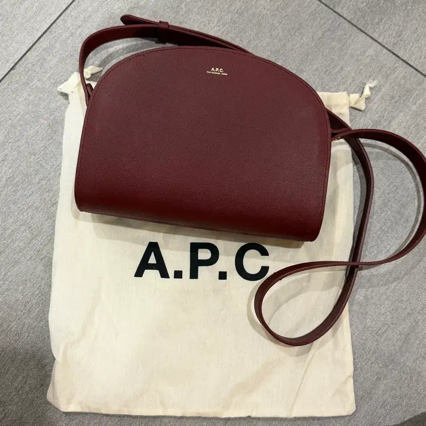 [BUNJANG] A.P.C. Saffiano Demi-Lune Half Moon Shoulder Bag / A.P.C. 아페쎄 사피아노 데미 룬 하프문 숄더백